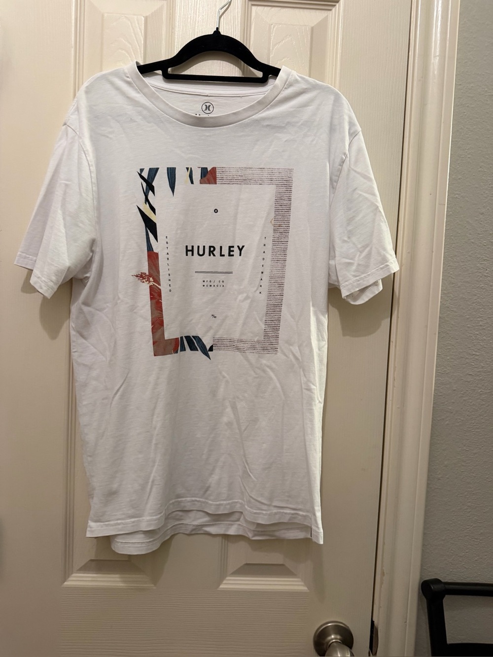 Hurley White Graphic T-Shirt men’s medium